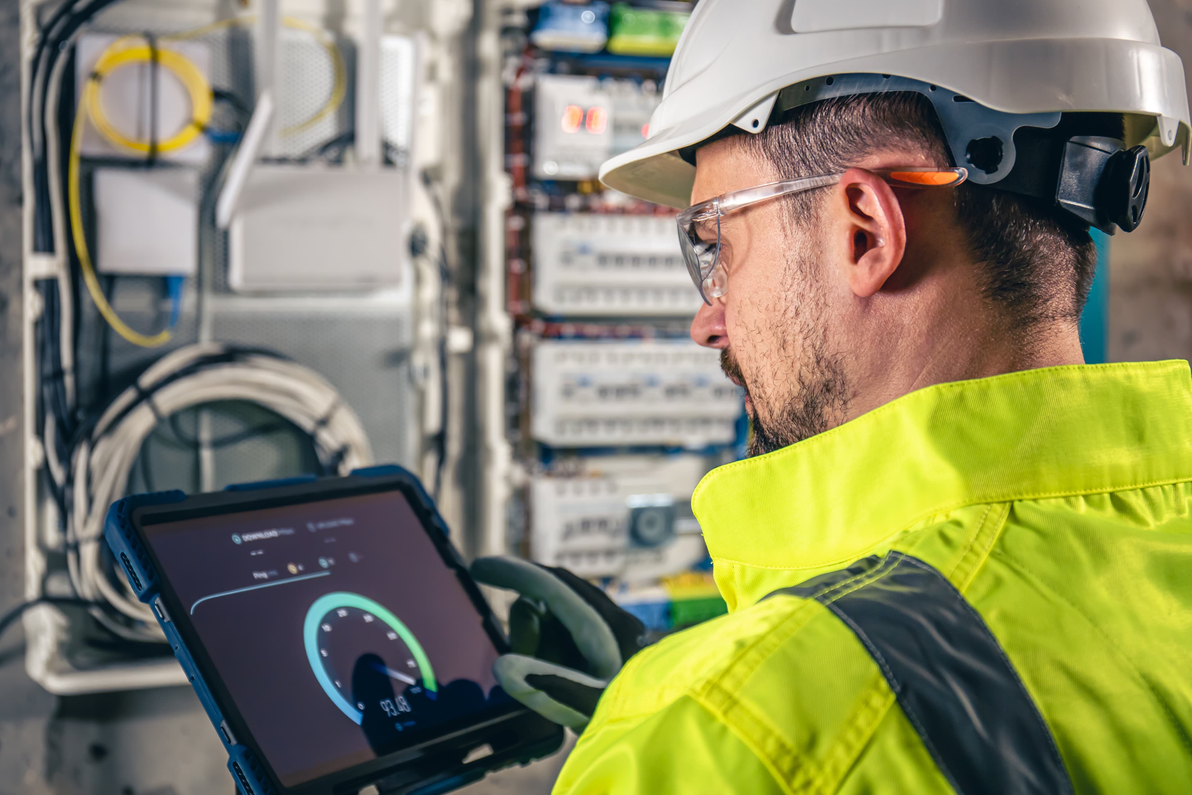 Technicien sur chantier de réhabilitation piloté par Delia Office